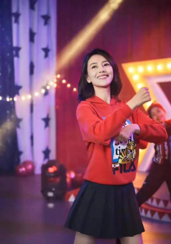 高圓圓演戲演的好，可是沒想到她跳起舞來同樣可愛，比小朋友都萌