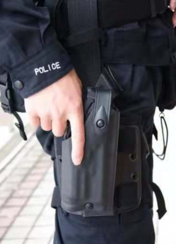 佩戴手槍的位置有玄機?為何警察別在腰間,特種兵卻放在大腿外側 佩戴手槍的位置有玄機?為何警察別在腰間,特種兵卻放在大腿外側