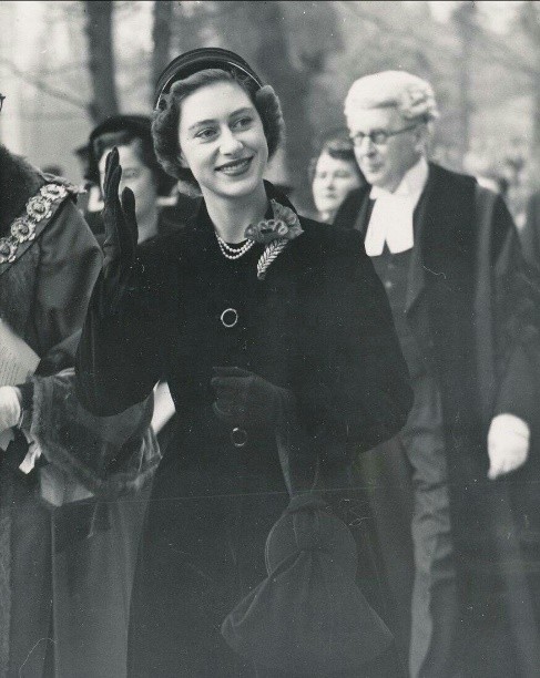 瑪格麗特從小比女王姐姐漂亮，40歲後面相刻薄俗氣，她經歷了什麼