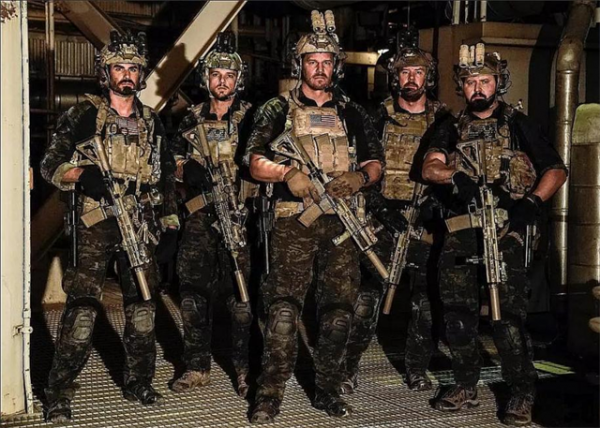 本拉登生前的最後一組照片曝光，身邊一直帶著一把槍