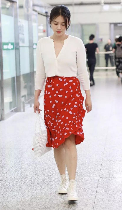 瘦身成功的馬思純顏值開掛，水鑽髮箍配閃光裙，很有公主韻味