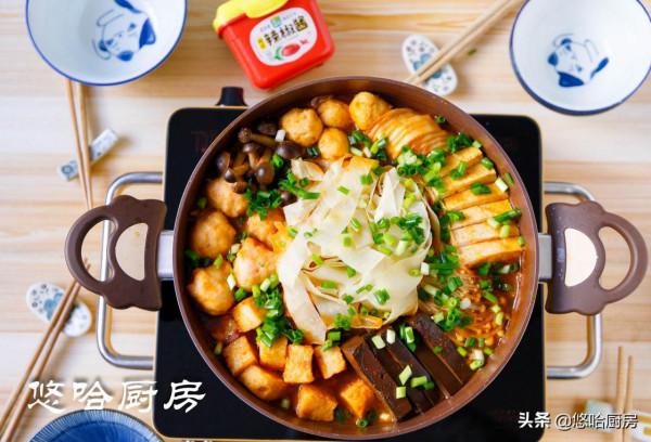 自制韓式部隊火鍋，食材搭配豐富靈活，簡直是冬日裡的一股暖流