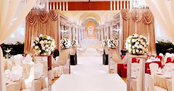 69歲英國富豪娶中國外賣員，連生三娃，多年專追中國女性