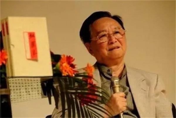 他因為長得醜，飾演了87版《紅樓夢》的賈環，今成斯文儒雅萌大叔