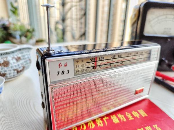 懷念經典!70年代上海無線電三廠的紅旗703三波段7電晶體收音機 懷念經典!70年代上海無線電三廠的紅旗703三波段7電晶體收音機
