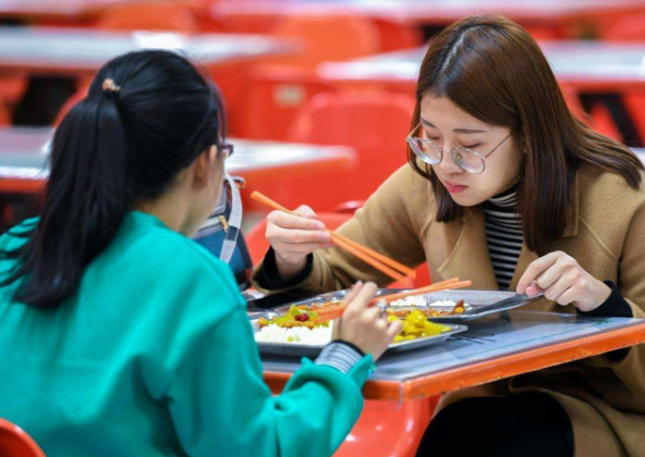 女大學生返校行李箱裝滿&OpenCurlyDoubleQuote;小秘密&rdquo;，引發網友共鳴，堪稱人間真實