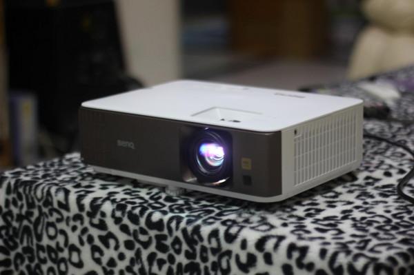 試用明基W1800入門級家庭影院投影機