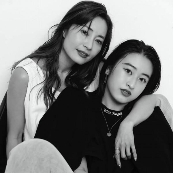 這對母女的顏值、身材和衣品都太絕了！基因實在強大&hellip;