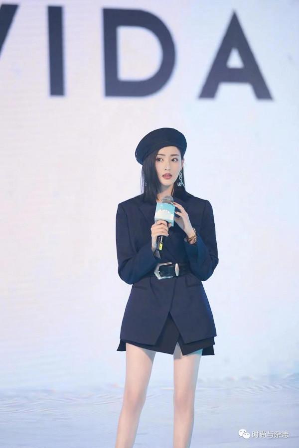 張天愛把牛仔外套的精髓穿出來了,搭藍色連衣裙高階時髦,真好看 張天愛把牛仔外套的精髓穿出來了,搭藍色連衣裙高階時髦,真好看