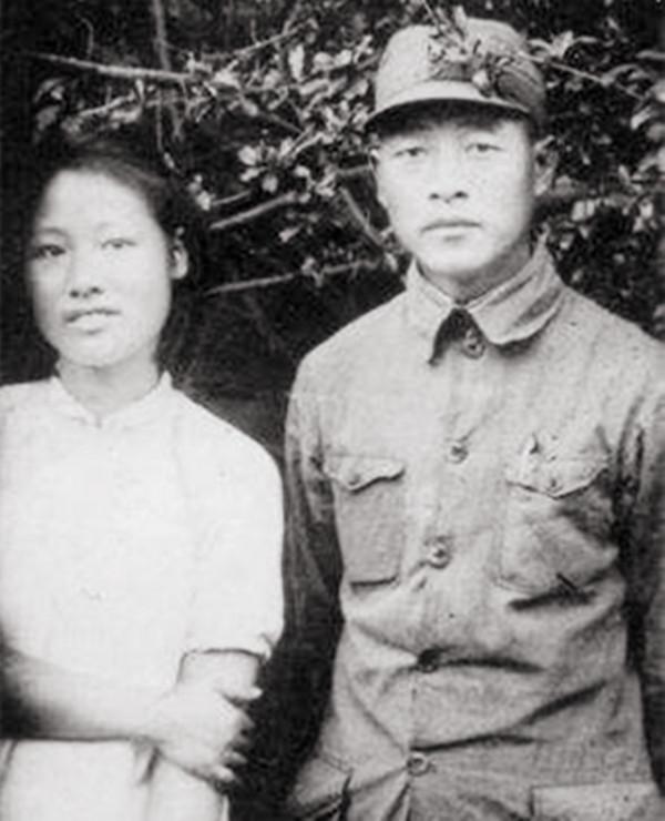 兒子剛出生,妻子就得知丈夫犧牲而哭暈,多年後將兒子培養成上將 兒子剛出生,妻子就得知丈夫犧牲而哭暈,多年後將兒子培養成上將