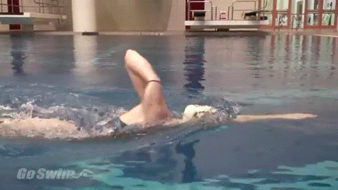 自由泳「錯誤糾正」：入水點過近