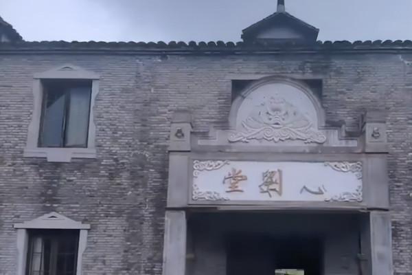 浙江荒廢的影視城，內部雜草叢生，與橫店影視城形成了鮮明對比