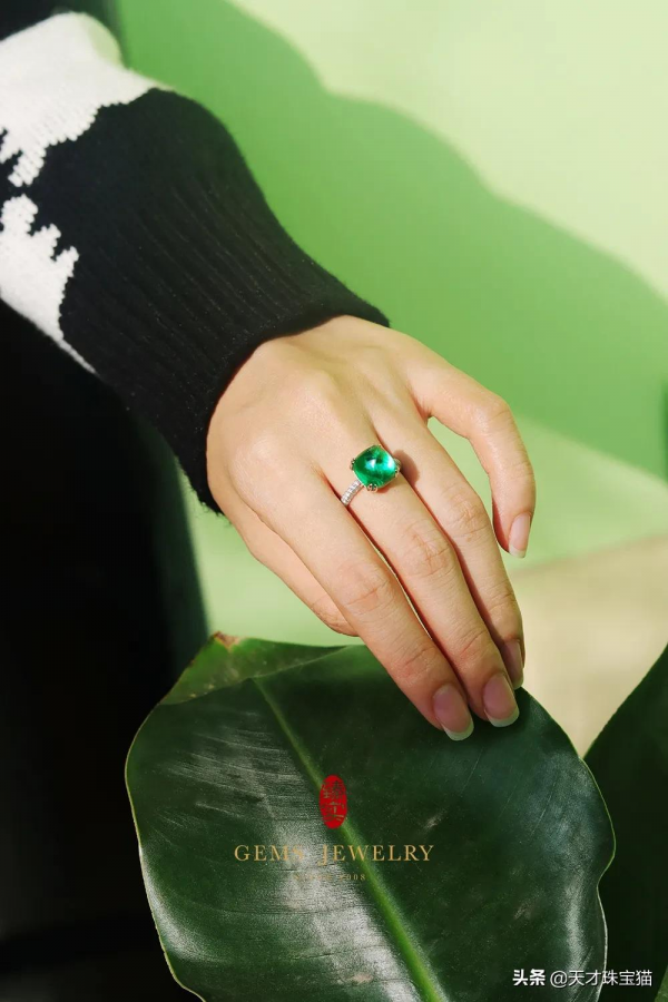 | 深秋的彩寶 |20克拉、哥倫比亞、Muzo、Verdant、皇家藍 | 深秋的彩寶 |20克拉、哥倫比亞、Muzo、Verdant、皇家藍