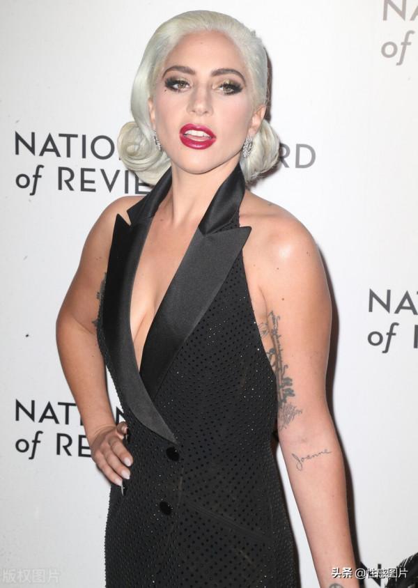 Lady Gaga:手提雞毛撣拗造型氣場沖天,白色復古髮髻滿滿名媛感 Lady Gaga:手提雞毛撣拗造型氣場沖天,白色復古髮髻滿滿名媛感