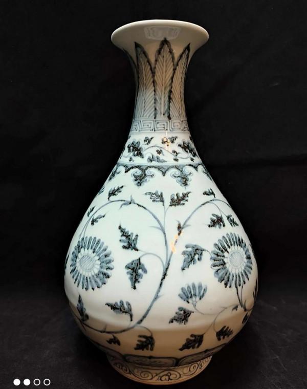 發兩件仿品，一件是明早洪武時期的玉壺春瓶，一件是元青花執壺