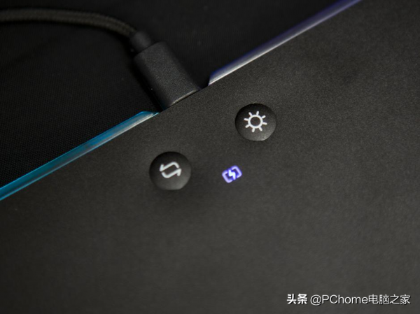 自帶炫酷燈效支援無線充電 雷柏V10 RGB滑鼠墊評測