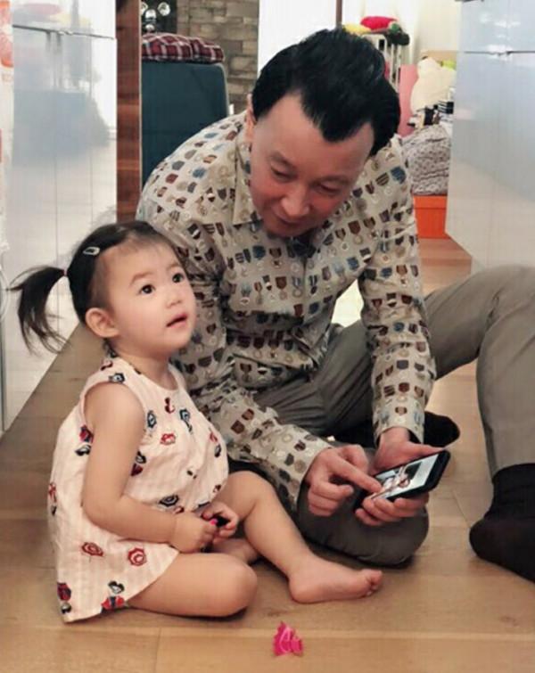 陳冠希母親和孫女溫馨同框,Alaia身高矚目,奶奶染金髮超時髦 陳冠希母親和孫女溫馨同框,Alaia身高矚目,奶奶染金髮超時髦