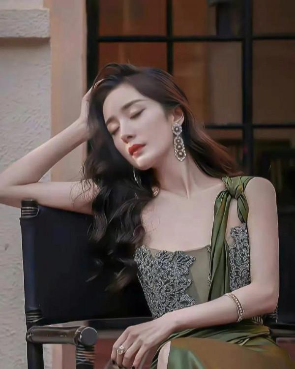 楊冪純欲寫真集，看這小眼神