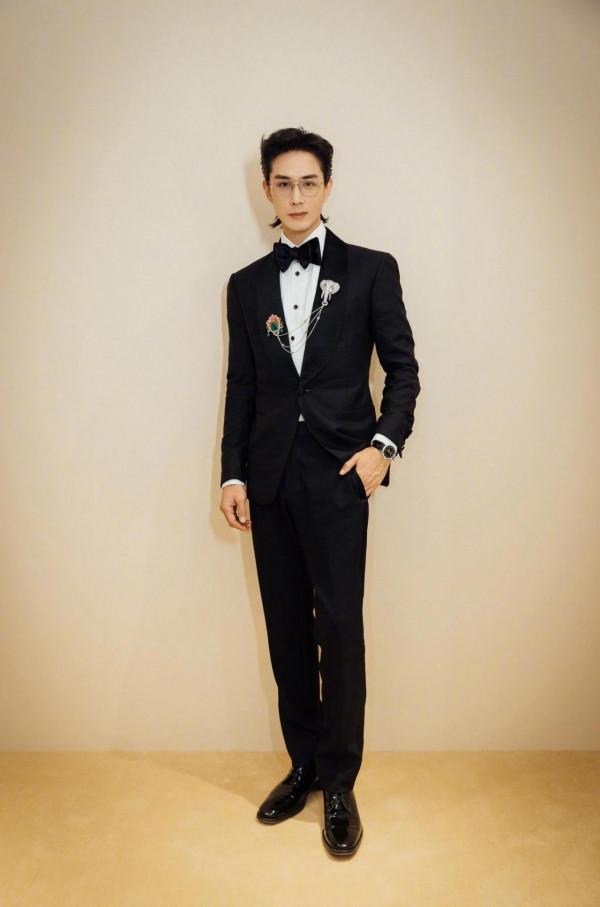 穿西裝的李承鉉果然更加分,感受到戚哥的快樂 穿西裝的李承鉉果然更加分,感受到戚哥的快樂