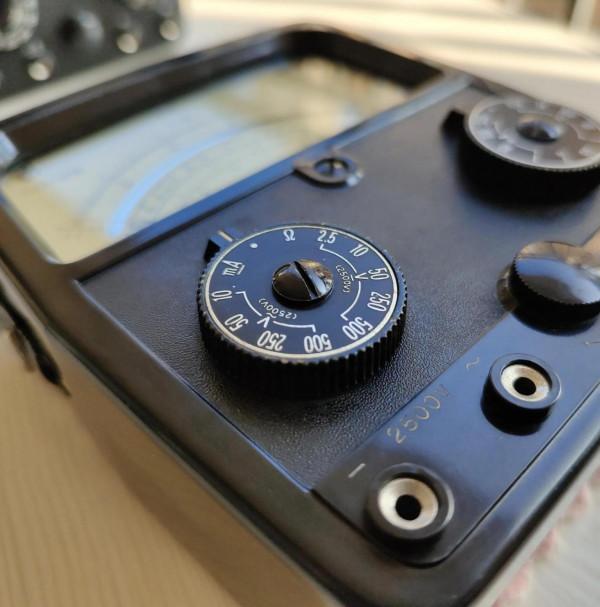 1963年震華500型萬用表!500表的最高工藝水準!三代表拆蓋看差異 1963年震華500型萬用表!500表的最高工藝水準!三代表拆蓋看差異