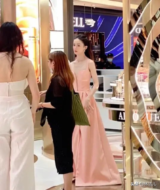 金晨的生圖真的美到讓人驚豔,天鵝頸好優雅,不愧是學舞蹈出身的 金晨的生圖真的美到讓人驚豔,天鵝頸好優雅,不愧是學舞蹈出身的