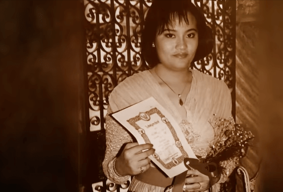 因面板黝黑被父母丟棄，4歲被泰國王室收養，後被親王囚禁於床笫
