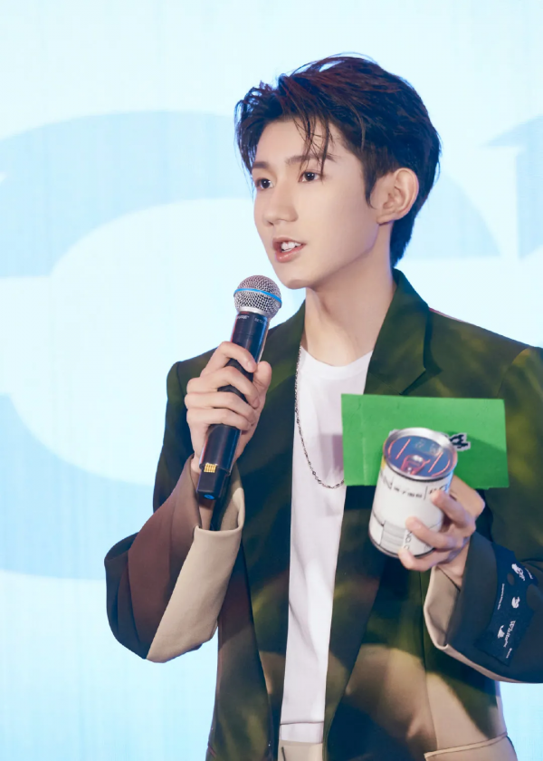 王源著綠色湮染西服亮相品牌釋出會活動，又帥又拉風