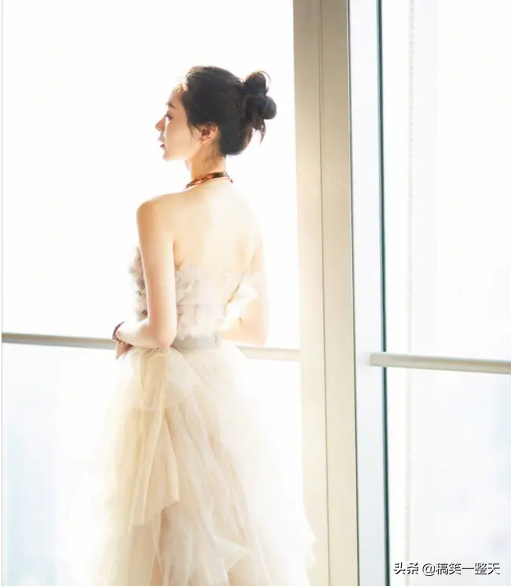 宋軼亮相活動，一身薄霧紗裙清新明亮，大片丸子頭甜美又知性
