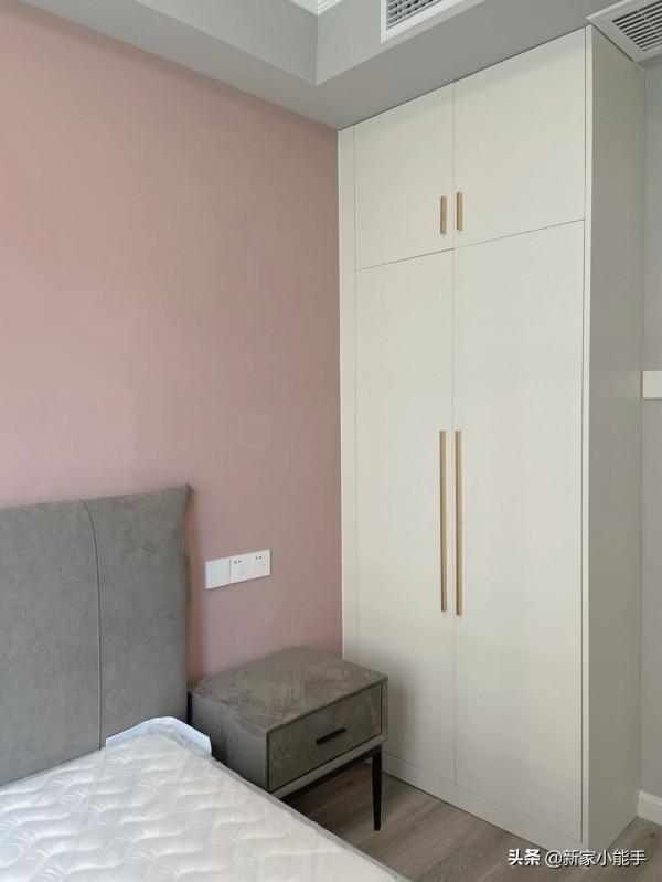 她家花了20萬裝修，全屋網紅灰，漂亮又耐髒，木匠打櫃子也很滿意