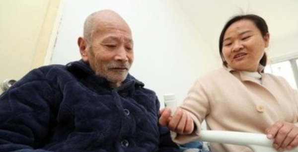 安徽40多歲兩單身兄弟收一養女，30年後女孩不離不棄帶著養父上班