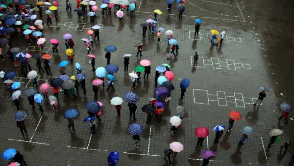 老師通知:下雨天禁止學生帶傘到校!學校如此“神操作”為哪般? 老師通知:下雨天禁止學生帶傘到校!學校如此“神操作”為哪般?