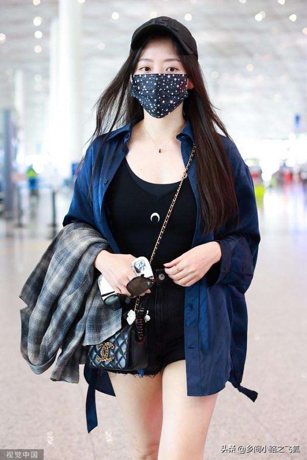 張靚穎戴棒球帽長髮飄飄超減齡 短褲搭oversize襯衫潮酷