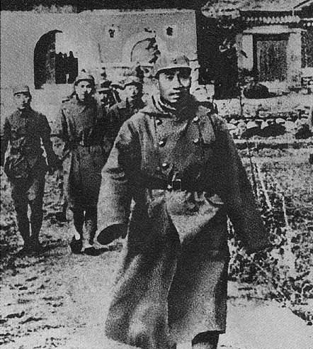 警衛員不讓毛主席挑糧，說是朱軍長說的，毛主席：你莫聽他那一套