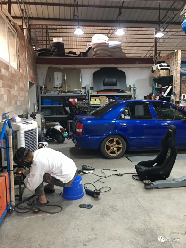 經典的馬自達323依然還有很多人玩，只需7000塊就能買來快樂