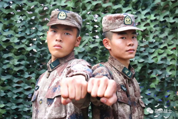 負重組合練習，列兵比班長快3秒！