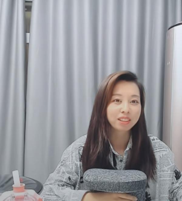 有愛的一幕！田靜與許姥姥同桌吃飯，一個不經意的動作令人感動