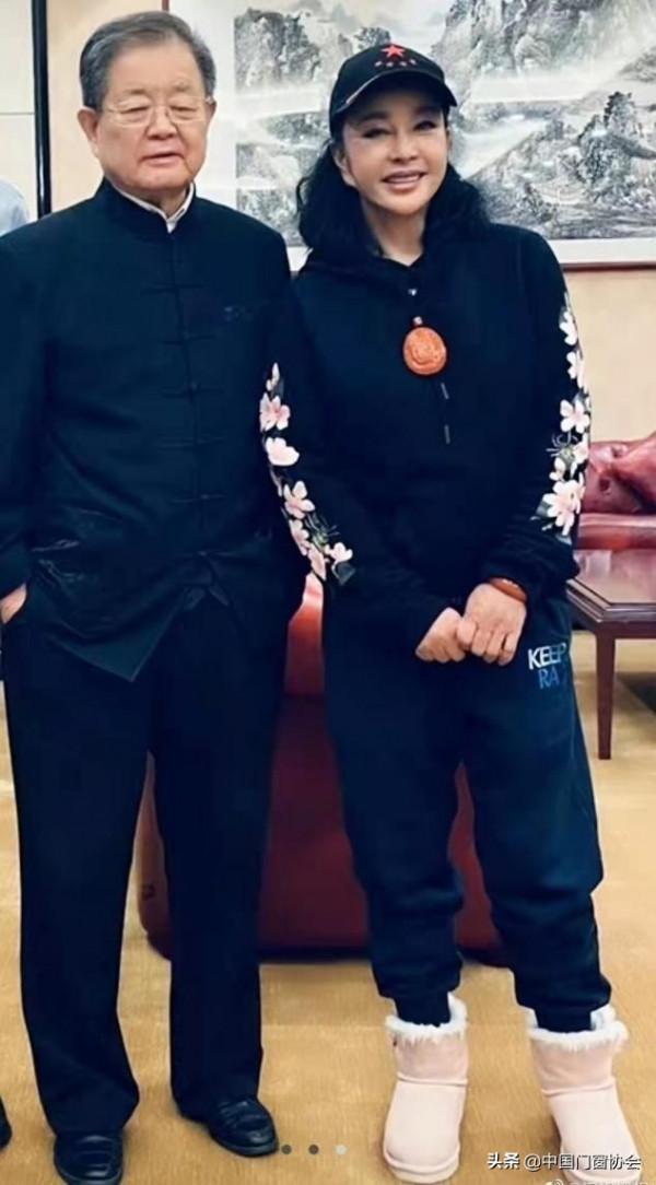 你怎麼看劉曉慶夫婦罕合體出席活動，與80歲丈夫穿情侶裝