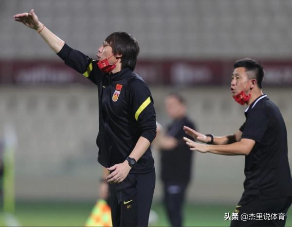 國足教練李鐵做出爭議決定,世界盃出線機會渺茫,遭球迷質疑 國足教練李鐵做出爭議決定,世界盃出線機會渺茫,遭球迷質疑