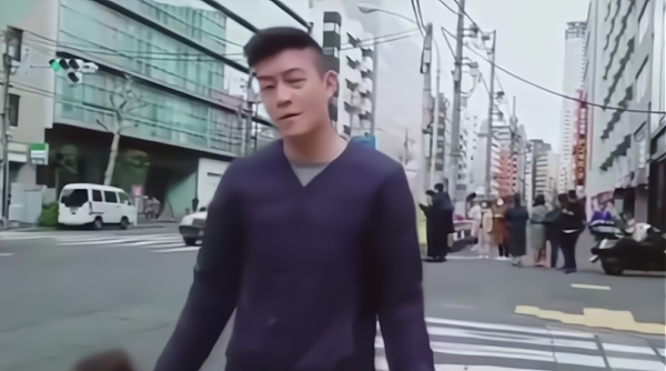 明星發飆多可怕？吳京上腳踹，陳冠希街頭怒罵，成龍一腳踢翻桌子