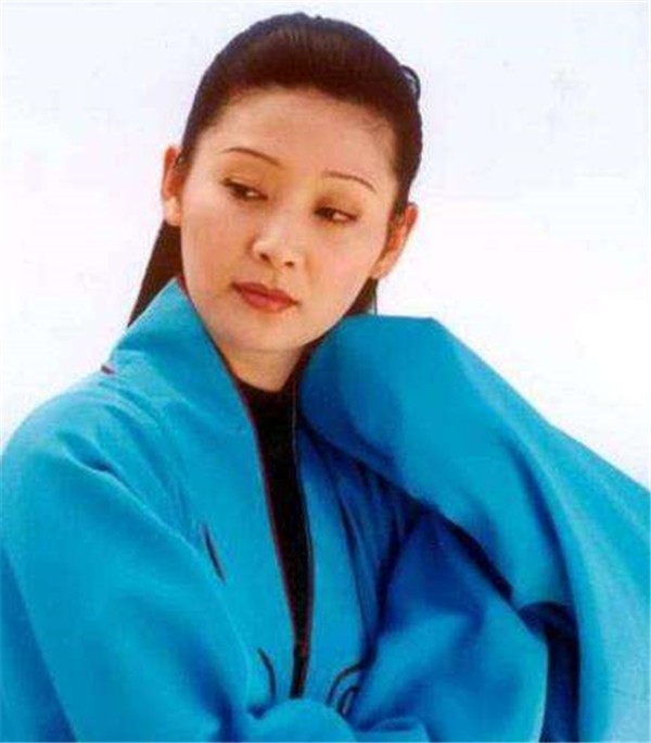 徐帆：處處忍讓馮小剛，23年不生孩子，養女和繼女把她當親媽孝順