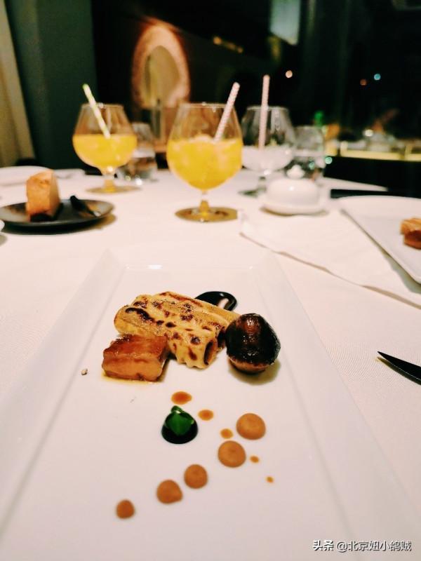 在故宮角樓旁邊的衚衕深處，藏著一家高檔西餐！人均千元