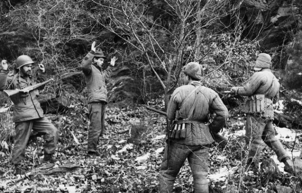 志願軍連長髮明“三朵花”，40人幹掉800人，美軍誤以為是高科技