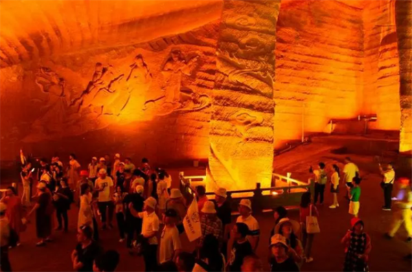 1992年浙江村民抽乾水潭，發現千年宮殿，已成為4A級旅遊風景區