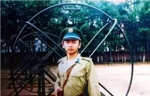 &OpenCurlyDoubleQuote;海空衛士&rdquo;王偉犧牲20週年後，遺孀拒絕改嫁，兒子今成海軍軍官