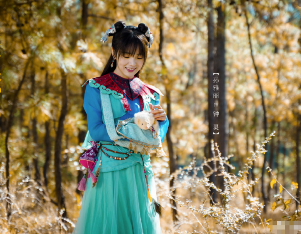 前腳與熱巴搭檔完，後腳又出演張若昀新劇，換造型後愣是沒認出來