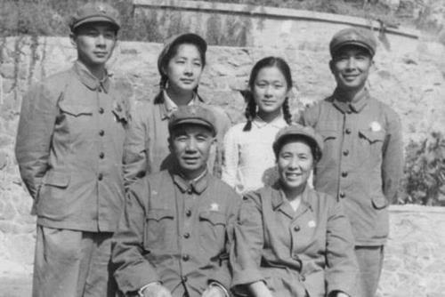 1953年,少將帶夫人回鄉探親,另一婦女哭著說:我才是你妻子 1953年,少將帶夫人回鄉探親,另一婦女哭著說:我才是你妻子