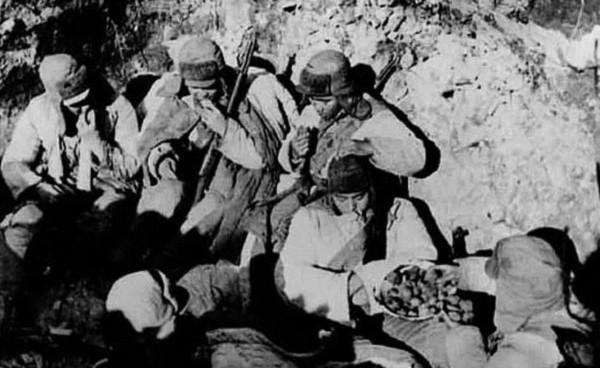 抗美援朝戰爭中,志願軍的出乎意料的一炮,竟隔山打爆美軍飛機 抗美援朝戰爭中,志願軍的出乎意料的一炮,竟隔山打爆美軍飛機