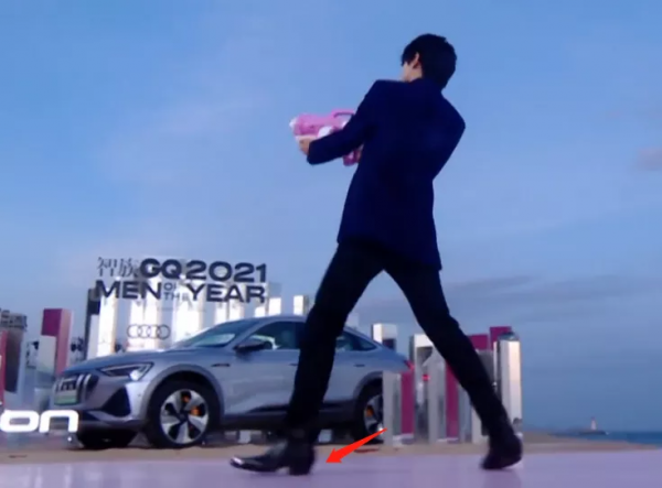 GQ沙灘紅毯來了!熱巴雀斑妝迷人,baby仙裙迎戰,關曉彤造型失策 GQ沙灘紅毯來了!熱巴雀斑妝迷人,baby仙裙迎戰,關曉彤造型失策