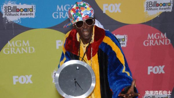 明星的奇葩首飾：Gaga手鐲變牙套，梅根致敬朱莉製作“血滴項鍊”