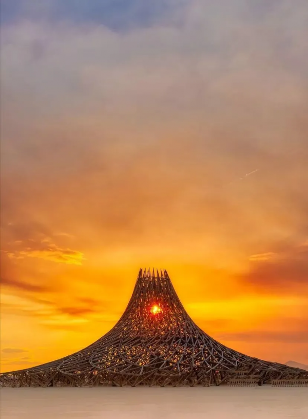 火人節，何以成為黑石沙漠裡的魔性圖騰？